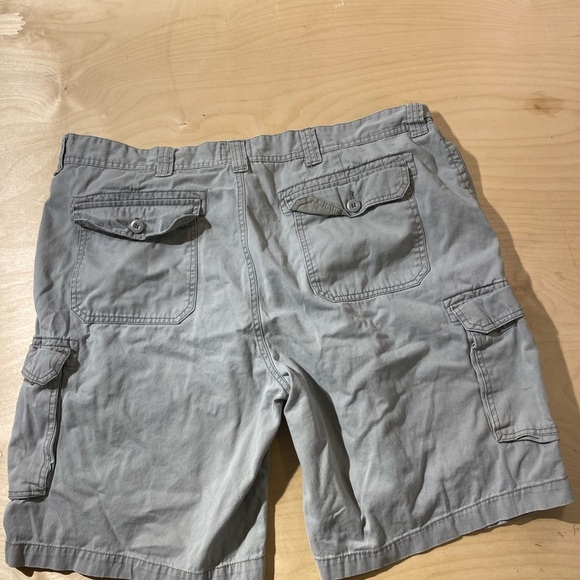 St. John’s Bay Men's Gray Cargo Shorts 42 (HS) - Picture 7 of 10